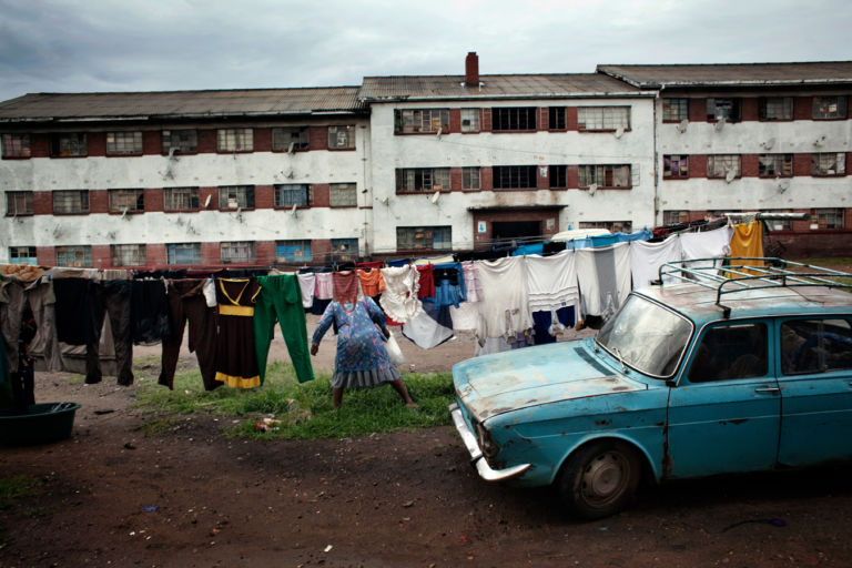 Robin Hammond Quartiere di Mbare Harare © 2013 Robin Hammond Roma capitale della fotografia. Dopo il festival di Delogu, arriva la nona edizione di Fotoleggendo: mostre, premi e workshop, ecco i nomi dei vincitori e qualche immagine