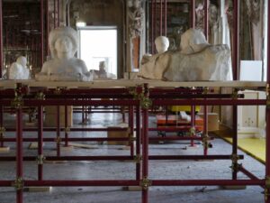 Imbucati a Palazzo Reale: ecco foto e video rubati durante l’allestimento della mostra su Rodin in preparazione a Milano. Oltre sessanta marmi in arrivo dalla Francia, nella spettacolare cornice della Sala delle Cariatidi