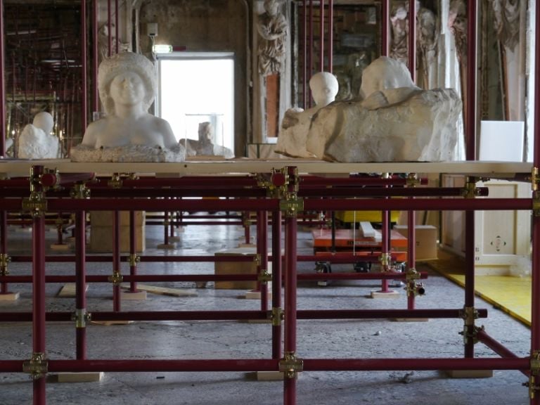 Rodin a Palazzo Reale 800x600 Imbucati a Palazzo Reale: ecco foto e video rubati durante l’allestimento della mostra su Rodin in preparazione a Milano. Oltre sessanta marmi in arrivo dalla Francia, nella spettacolare cornice della Sala delle Cariatidi