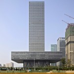 Shenzhen Stock Exchange by OMA 1SQ Banale progetto di Rem Koolhaas per la Borsa di Shenzen, notevoli però le soluzioni energetiche. Ecco le prima immagini