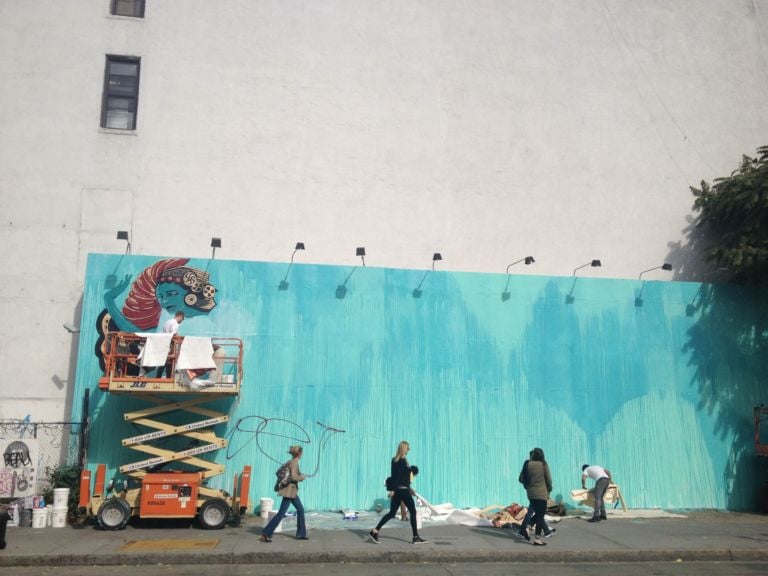 Swoon e il Groundswell Community Project all’opera sul murales di Houston e Bowery New York 1 La palestra della Street Art di NY. No, stavolta Banksy non c’entra: sul murales di Houston e Bowery, dove lavorò anche Keith Haring, è Swoon a lasciare la sua opera in memoria di Sandy: ecco le immagini