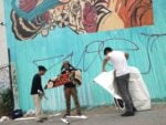 Swoon e il Groundswell Community Project all’opera sul murales di Houston e Bowery New York 10 La palestra della Street Art di NY. No, stavolta Banksy non c’entra: sul murales di Houston e Bowery, dove lavorò anche Keith Haring, è Swoon a lasciare la sua opera in memoria di Sandy: ecco le immagini