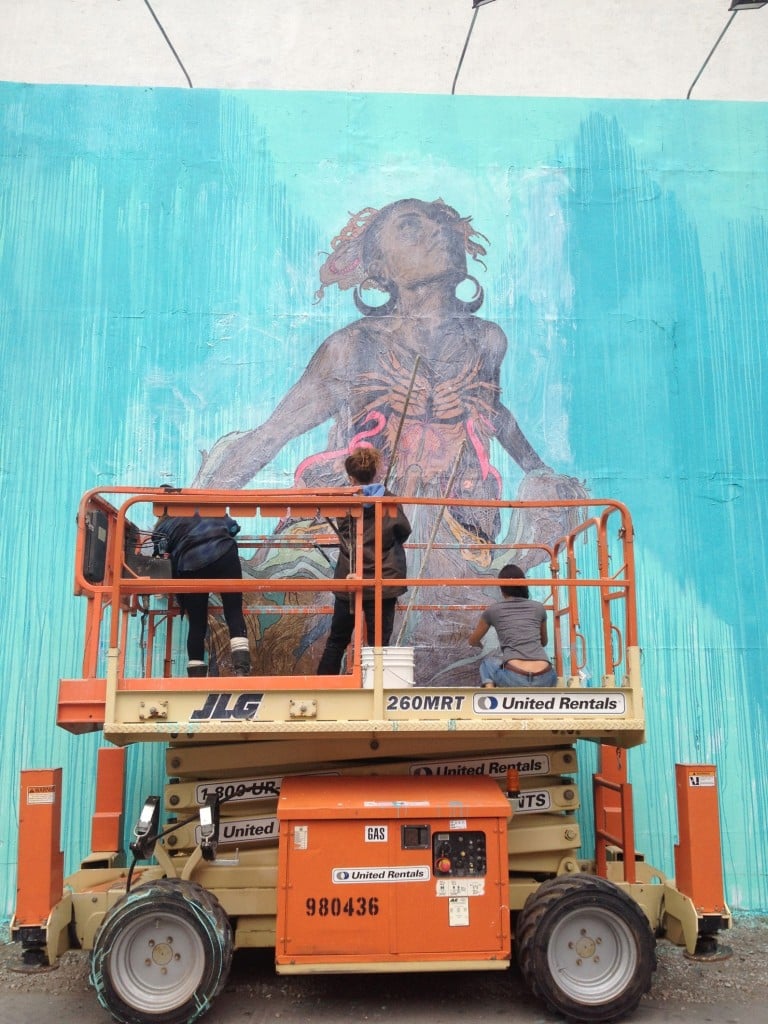 Swoon e il Groundswell Community Project all’opera sul murales di Houston e Bowery New York 11 La palestra della Street Art di NY. No, stavolta Banksy non c’entra: sul murales di Houston e Bowery, dove lavorò anche Keith Haring, è Swoon a lasciare la sua opera in memoria di Sandy: ecco le immagini