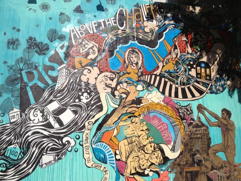 Swoon e il Groundswell Community Project all’opera sul murales di Houston e Bowery New York 12 La palestra della Street Art di NY. No, stavolta Banksy non c’entra: sul murales di Houston e Bowery, dove lavorò anche Keith Haring, è Swoon a lasciare la sua opera in memoria di Sandy: ecco le immagini