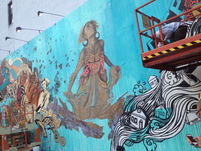 Swoon e il Groundswell Community Project all’opera sul murales di Houston e Bowery New York 4 La palestra della Street Art di NY. No, stavolta Banksy non c’entra: sul murales di Houston e Bowery, dove lavorò anche Keith Haring, è Swoon a lasciare la sua opera in memoria di Sandy: ecco le immagini