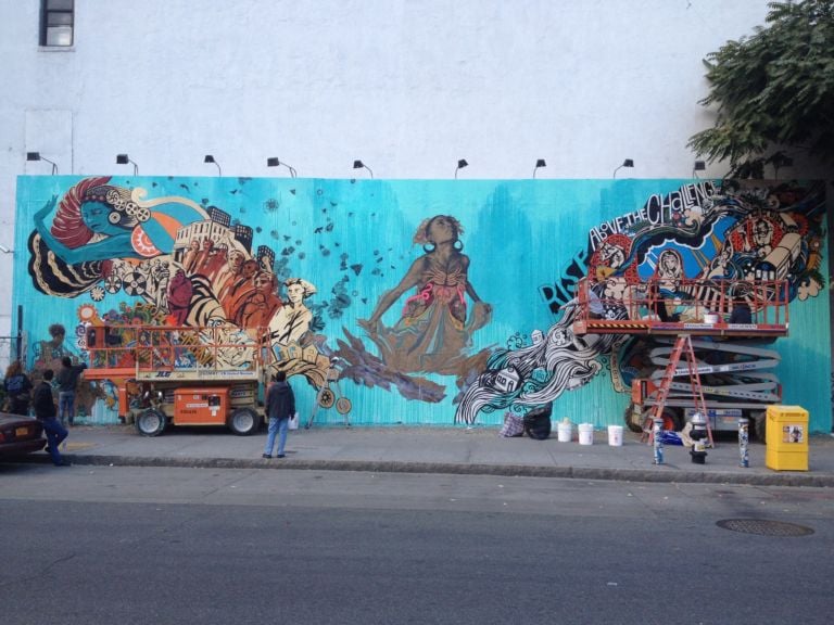 Swoon e il Groundswell Community Project all’opera sul murales di Houston e Bowery New York 5 La palestra della Street Art di NY. No, stavolta Banksy non c’entra: sul murales di Houston e Bowery, dove lavorò anche Keith Haring, è Swoon a lasciare la sua opera in memoria di Sandy: ecco le immagini