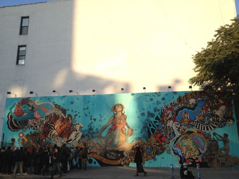 Swoon e il Groundswell Community Project all’opera sul murales di Houston e Bowery New York 7 La palestra della Street Art di NY. No, stavolta Banksy non c’entra: sul murales di Houston e Bowery, dove lavorò anche Keith Haring, è Swoon a lasciare la sua opera in memoria di Sandy: ecco le immagini