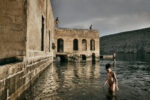 Tommaso Protti La moschea di Halfeti sul fume Eufrate © Tommaso Protti Roma capitale della fotografia. Dopo il festival di Delogu, arriva la nona edizione di Fotoleggendo: mostre, premi e workshop, ecco i nomi dei vincitori e qualche immagine