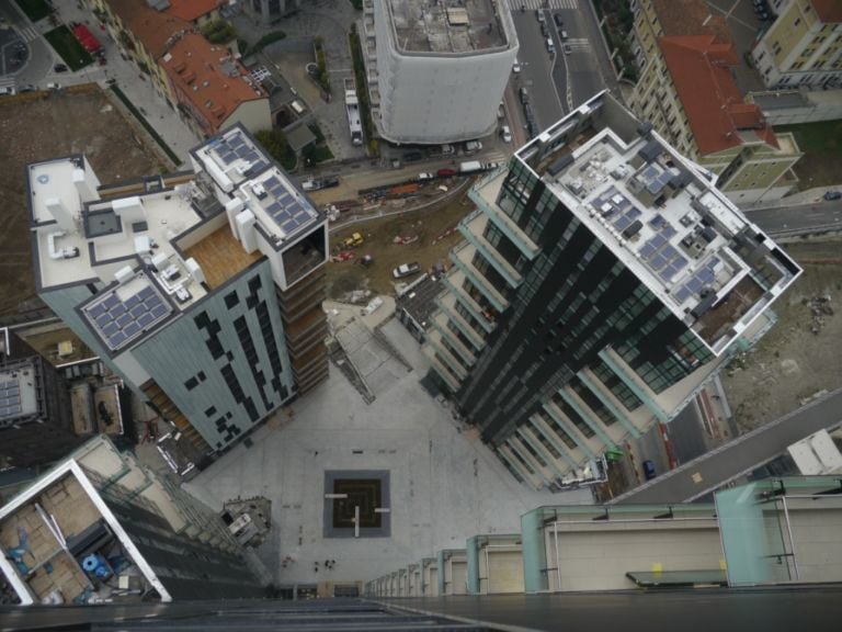 Vertigini alle Nuove Varesine Passeggiata esclusiva nel cantiere di Porta Nuova: ecco la Milano che cambia. Dall’area ipogea che si estende sotto Piazza Aulenti fino alle Nuove Varesine, passando sul ponte pedonale che lega l’Isola al centro della città