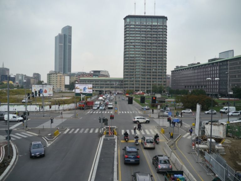 Via Melchiorre Gioia dal ponte pedonale Passeggiata esclusiva nel cantiere di Porta Nuova: ecco la Milano che cambia. Dall’area ipogea che si estende sotto Piazza Aulenti fino alle Nuove Varesine, passando sul ponte pedonale che lega l’Isola al centro della città