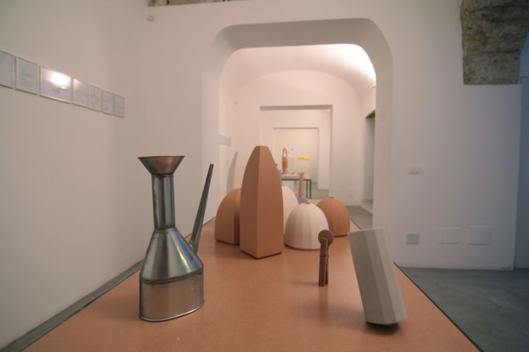 Vittorio Venezia e Gianni Pedone 3 Spazio al design, a Palermo, con l'Archivio Flavio Beninati. Viaggio nel talento italiano: dai souvenir concettuali di Vittorio Venezia alla lezione di Thomas Tsang che racconta Aldo Rossi