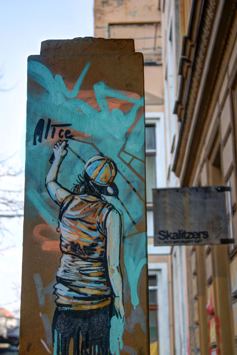 alicc3a9 spray my name Banksy stoppato a Nyc dalla polizia? E in Italia la street artist finisce in tribunale. Succede a Bologna, dove Alice Pasquini è denunciata per i suoi murales. Il solito tema dell’illegalità: come distinguere tra vandalo e artista?
