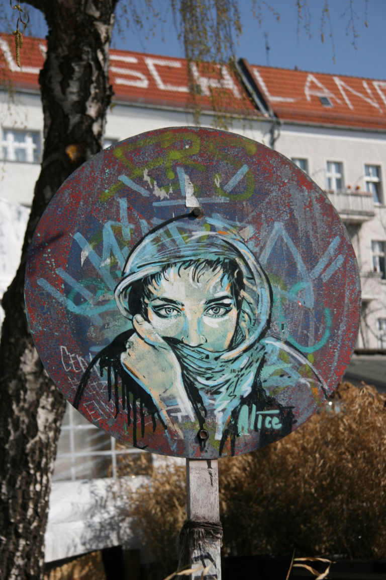 alicc3a9 undercover Banksy stoppato a Nyc dalla polizia? E in Italia la street artist finisce in tribunale. Succede a Bologna, dove Alice Pasquini è denunciata per i suoi murales. Il solito tema dell’illegalità: come distinguere tra vandalo e artista?