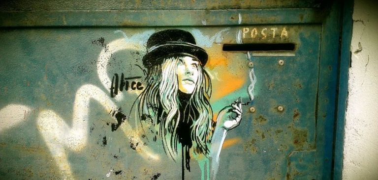 alice posta street art Banksy stoppato a Nyc dalla polizia? E in Italia la street artist finisce in tribunale. Succede a Bologna, dove Alice Pasquini è denunciata per i suoi murales. Il solito tema dell’illegalità: come distinguere tra vandalo e artista?