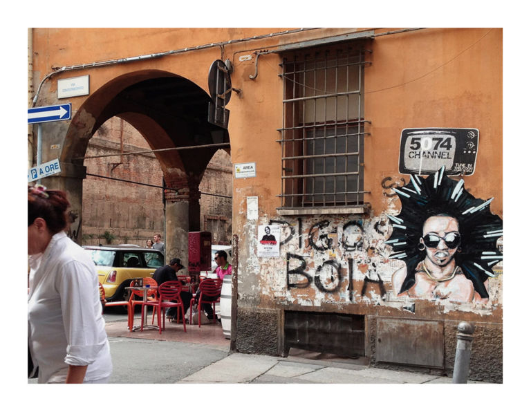 alohaoe Banksy stoppato a Nyc dalla polizia? E in Italia la street artist finisce in tribunale. Succede a Bologna, dove Alice Pasquini è denunciata per i suoi murales. Il solito tema dell’illegalità: come distinguere tra vandalo e artista?