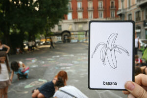 Giocare con l’arte disegnando sui marciapiedi coi gessetti. Da Napoli a Milano il progetto Up@Giotto con Alessandro Ceresoli e gli A12, per opere effimere e collettive