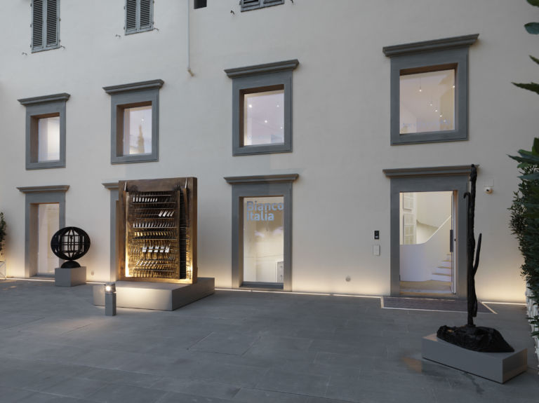 interno 0376 La nuova galleria-museo di Tornabuoni Arte a Firenze. Da Manzoni a Castellani, omaggio al bianco italiano per la mostra inaugurale: ecco le immagini