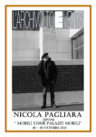 locandina 2 Nicola Pagliara e i suoi “Mobili come palazzi Mobili”. Una mostra a Milano, per raccontare i progetti del designer-architetto triestino. Tra funzione, rigore ed eleganza