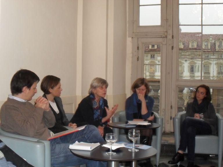 Al centro il Direttore di Palazzo Madama di Torino Enrica Pagella a sinistra Viviana Lanzetti di Banca Regionale Europea a destra Anna La Ferla dei Servizi Educativi del Museo Dimmi come collezioni e ti dirò chi sei. Giovani Collezionisti premia gli under 28 di Piemonte, Liguria e Valle d’Aosta. Un’idea di Palazzo Madama di Torino per catturare pubblico nuovo…