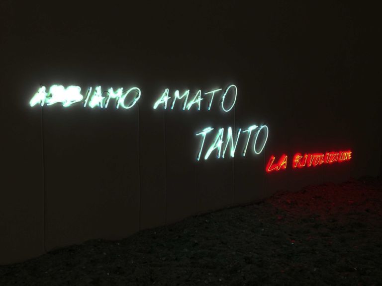 Alfredo Jaar alla Fondazione Merz Sky Arte update: la rivoluzione secondo Alfredo Jaar in mostra alla Fondazione Merz. Tra un tappeto di specchi infranti e l’omaggio a Boetti, Pasolini, Gramsci e naturalmente Mario Merz