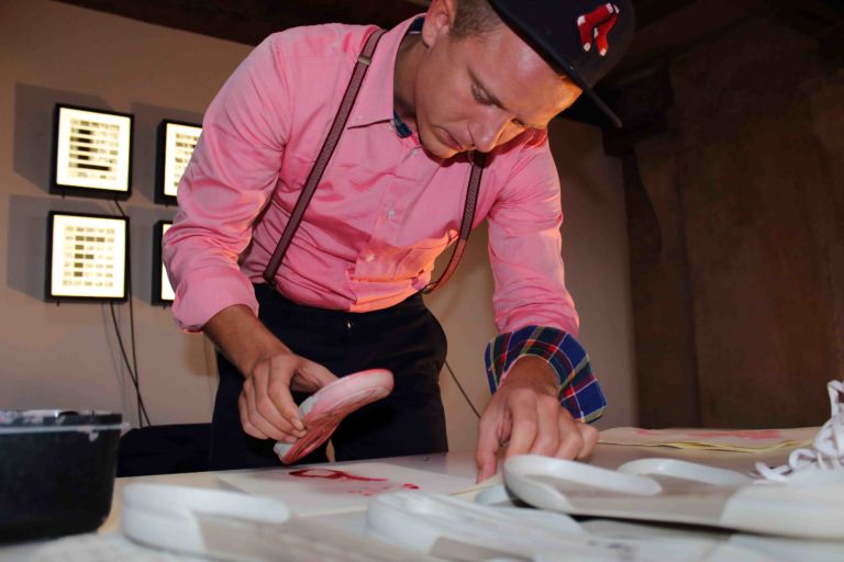 Amedeo Abello al lavoro per il premio Stonefly Corinne Mazzoli vince la quarta edizione del premio Stonefly, riservato agli artisti in residenza alla Bevilacqua La Masa. Nasce dalla collaborazione con artigiani del calzaturiero la sua scultura-attrezzo, esorcismo della mania da fitness compulsivo