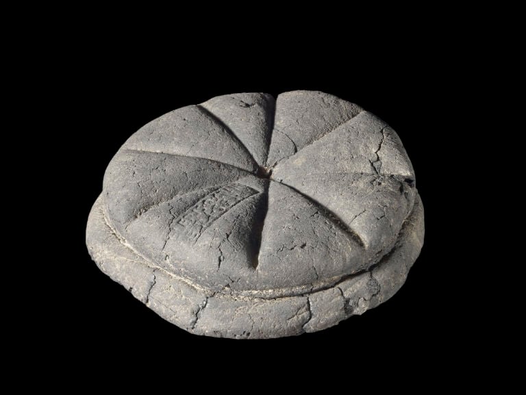 Carbonised Loaf ©Soprientendenza Speciale per i Beni Archeologici Napoli e Pompei Il mito di Pompei, dal British Museum ai cinema d'Italia