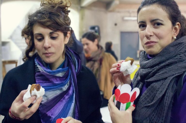 IMG 3480 1 def Torino Updates: Israele e Palestina divisi anche a tavola. Ruota attorno al falafel la performance gastronomica che Filippo Riniolo porta a The Others, con la stessa pietanza servita in confezioni diverse e ultra-nazionaliste. Chi la spunta?