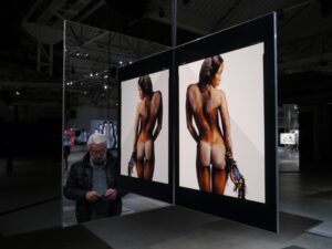 Un Helmut Newton d’archivio per il Calendario Pirelli 2014: torna alla luce il servizio censurato nel 1986 per “nudità aggressiva”. E all’Hangar Bicocca vanno in mostra cinquant’anni di bellezze d’autore