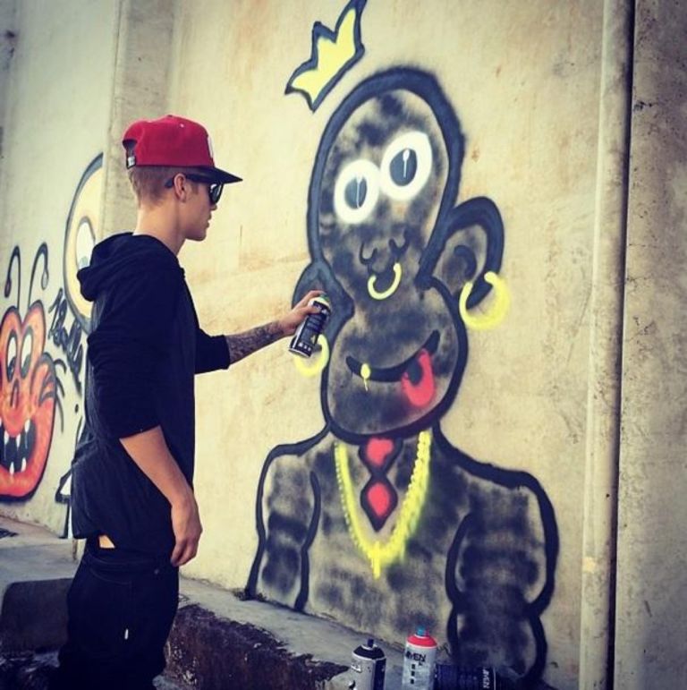 Justin Bieber writer a Bogotà @justinbieber via Instagram 1 Arrestato, anzi no, protetto. Justin Bieber si scopre graffitista a Bogotà, e si trasforma in paladino dello sdoganamento della Street Art in Colombia