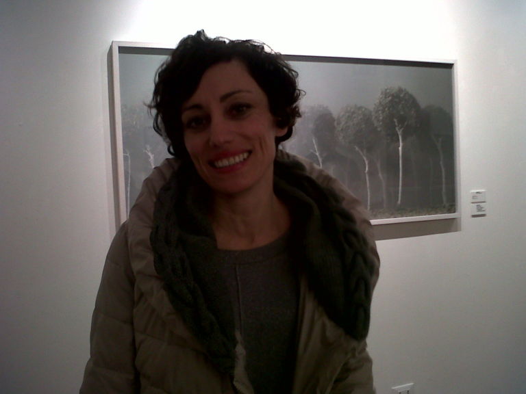 La vincitrice Silvia Camporesi della sezione fotografia contemporanea davanti alla sua opera Silvia Camporesi e Luca De Angelis si aggiudicano il Premio Fabbri 2013, spuntandola sui sessanta finalisti in mostra a Pieve di Soligo. Fotografia e pittura, evocando paesaggi sospesi