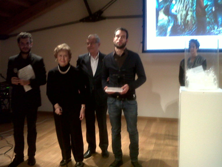 Luca De Angelis riceve il premio per arte emergente Silvia Camporesi e Luca De Angelis si aggiudicano il Premio Fabbri 2013, spuntandola sui sessanta finalisti in mostra a Pieve di Soligo. Fotografia e pittura, evocando paesaggi sospesi