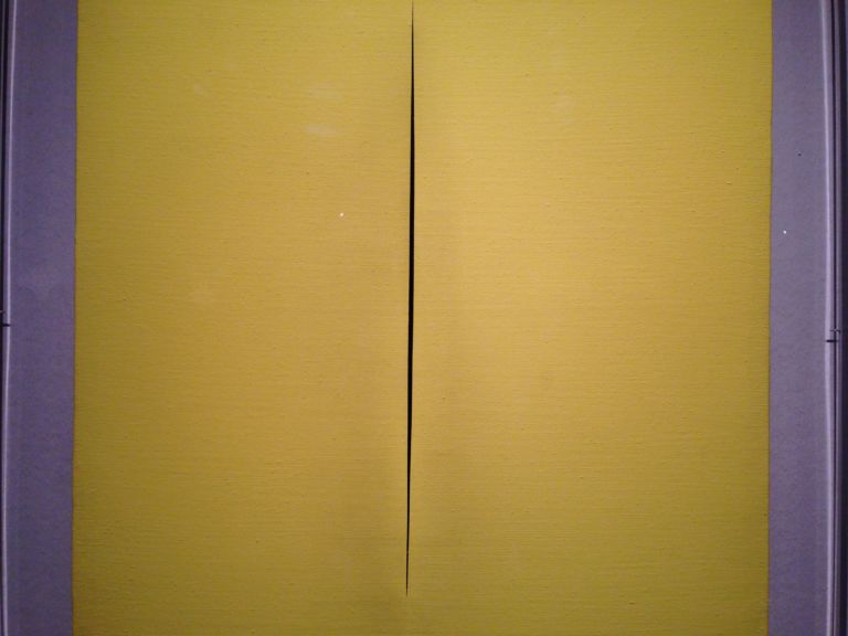 Lucio Fontana 1968 Arte a catinelle alla Vienna Art Week 2013. Ma si invoca - per finta? - anche “il fascino della decelerazione”, non foss’altro per il sovraccarico sensoriale degli spettatori…