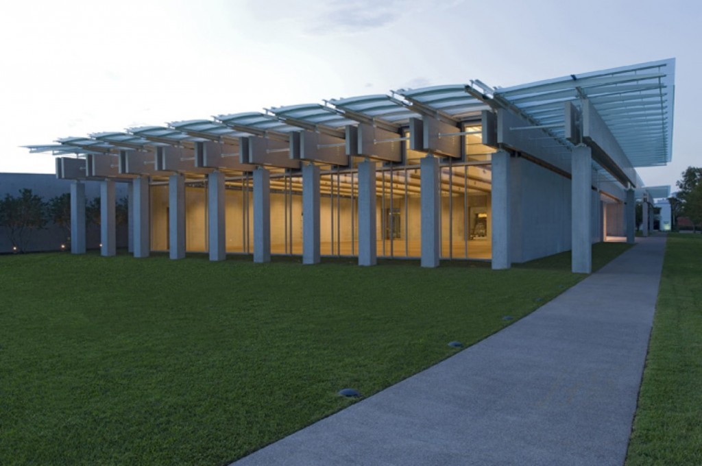 Ecco immagini e video dell’ampliamento del Kimbell Art Museum disegnato in Texas da Renzo Piano. Progetto accurato e rigoroso, senza troppo coraggio…