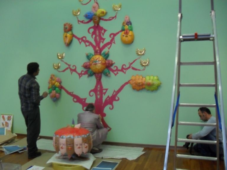 Opera di Luigi Ontani in progress GAM Torino 2013 2 Torino Updates: i doodles di Nedko Solakov e l’albero mascherato di Luigi Ontani. Nuove opere site specific nella collezione GAM: intervista video all’artista bulgaro e tante foto in anteprima