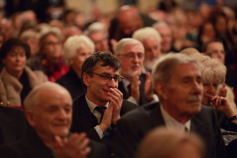 Presentazione monografia su Arnaldo Pomodoro Amici della Scala Milano 1 Prima della prima. A Milano gli Amici della Scala celebrano Arnaldo Pomodoro scenografo con una monografia dedicata al rapporto tra l'artista e il teatro