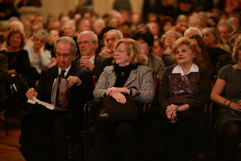 Presentazione monografia su Arnaldo Pomodoro Amici della Scala Milano 4 Prima della prima. A Milano gli Amici della Scala celebrano Arnaldo Pomodoro scenografo con una monografia dedicata al rapporto tra l'artista e il teatro