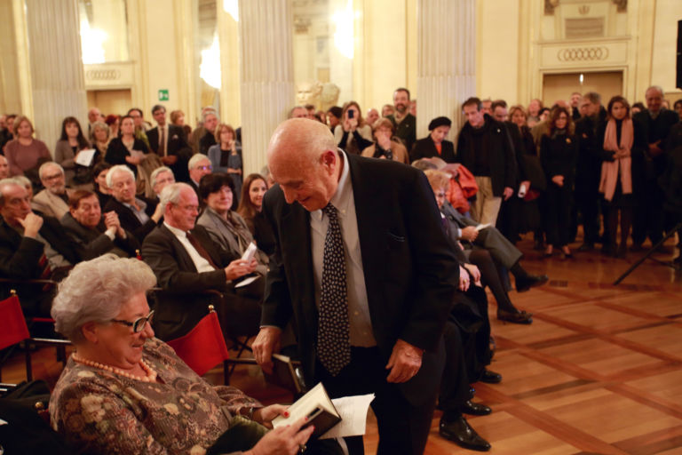 Presentazione monografia su Arnaldo Pomodoro Amici della Scala Milano 6 Prima della prima. A Milano gli Amici della Scala celebrano Arnaldo Pomodoro scenografo con una monografia dedicata al rapporto tra l'artista e il teatro