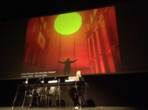 “La mia Biennale di Architettura? Ci sarà pochissima architettura”. Rem Koolhaas richiama mille persone a Milano per l’anniversario del Politecnico: ecco racconto, immagini e video