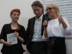 Sarah Cosulich Canarutto assegna a Fatma Bucak il Premio Illy Torino Updates: Fatma Bucak e Caroline Achaintre vincono il Premio illy Present Future. Un’ironica pastorale in forma di foto e video per la giovane turca, tessuti e ceramiche per la francese: tra un anno in mostra, insieme, al Castello di Rivoli