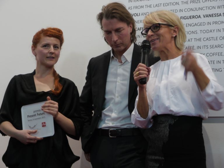 Sarah Cosulich Canarutto assegna a Fatma Bucak il Premio Illy Torino Updates: Fatma Bucak e Caroline Achaintre vincono il Premio illy Present Future. Un’ironica pastorale in forma di foto e video per la giovane turca, tessuti e ceramiche per la francese: tra un anno in mostra, insieme, al Castello di Rivoli