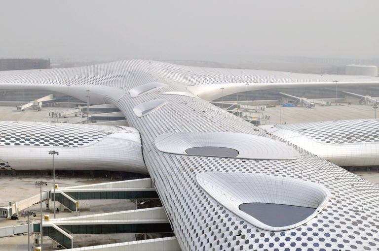 Shenzhen Baoan International Airport © Archivio Fuksas La Cina inaugura il Terminal 3 dello Shenzhen Bao'an International Airport di Massimiliano Fuksas. Un chilometro e mezzo di lunghezza, 734 milioni di euro di costo: ecco le immagini