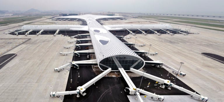 Shenzhen Baoan International Airport © Archivio Fuksas La Cina inaugura il Terminal 3 dello Shenzhen Bao'an International Airport di Massimiliano Fuksas. Un chilometro e mezzo di lunghezza, 734 milioni di euro di costo: ecco le immagini