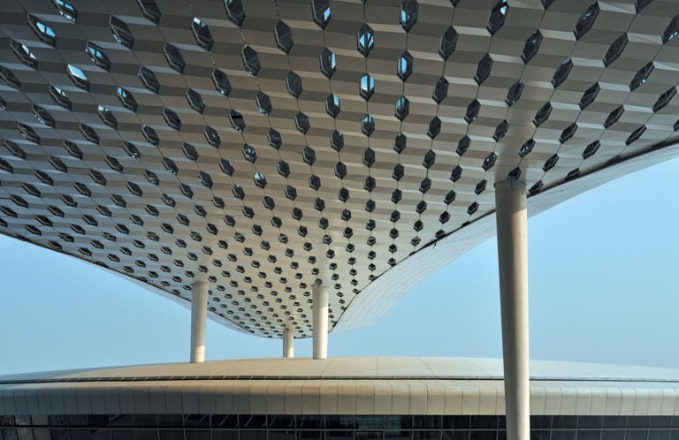 Shenzhen Baoan International Airport © Archivio Fuksas 2 La Cina inaugura il Terminal 3 dello Shenzhen Bao'an International Airport di Massimiliano Fuksas. Un chilometro e mezzo di lunghezza, 734 milioni di euro di costo: ecco le immagini