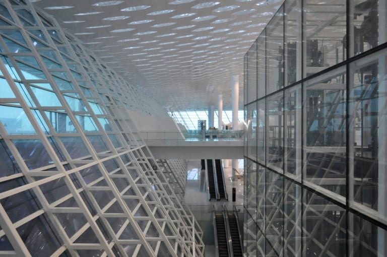 Shenzhen Baoan International Airport © Archivio Fuksas 6 La Cina inaugura il Terminal 3 dello Shenzhen Bao'an International Airport di Massimiliano Fuksas. Un chilometro e mezzo di lunghezza, 734 milioni di euro di costo: ecco le immagini