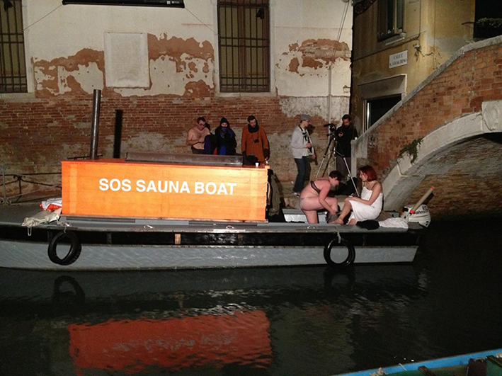 Sos Sauna Boat Gervasuti Foundation Biennale di Venezia al crepuscolo. Ma è ancora festa al Padiglione Maldive: immagini dalla Gervasuti Foundation, fra seminari, presentazioni e dj set