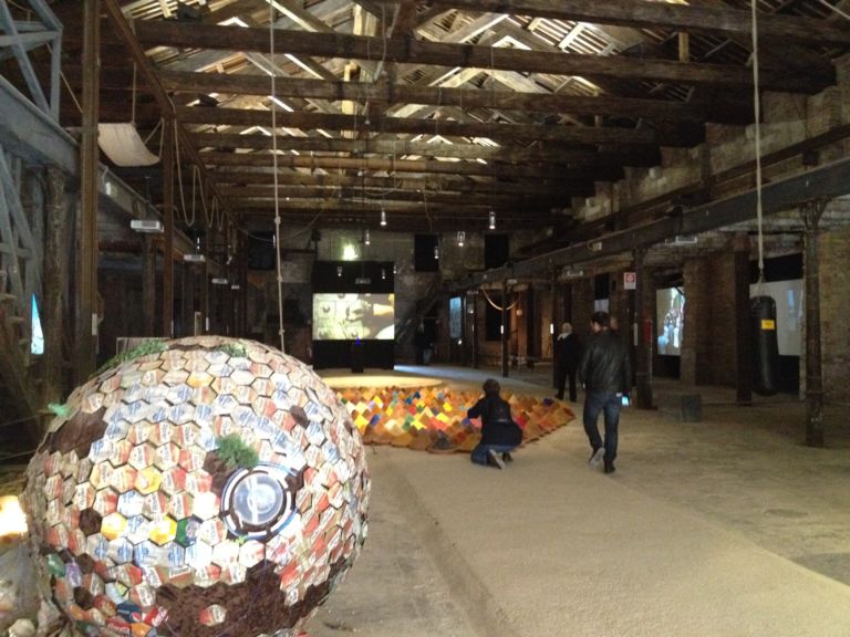 Ultima settimana alla Biennale di Venezia Dai russi “chiusi” per furto ai marshmallow alla griglia coreani. Scene dalla Biennale di Venezia, che si avvia all’ultima settimana verso il record di visitatori: ecco l’ultimo fototour…