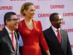 Uma Thurman a Milano insieme a Koto Bolofo e al CEO di Campari Bob Kunze Concewitz Un anno con Uma Thurman: Campari presenta a Milano il suo calendario 2014, con l’attrice immortalata da Koto Bolofo. Il fotografo sudafricano racconta il progetto ad Artribune, e ricorda una carriera partita grazie a “Mama” Sozzani