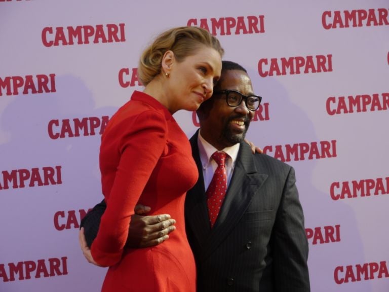 Uma Thurman con Koto Bolofo Un anno con Uma Thurman: Campari presenta a Milano il suo calendario 2014, con l’attrice immortalata da Koto Bolofo. Il fotografo sudafricano racconta il progetto ad Artribune, e ricorda una carriera partita grazie a “Mama” Sozzani