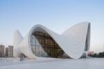 Zaha Hadid Heydar Aliyev Center foto Iwan Baan 1 Azerbaigian contemporaneo, ecco le immagini del nuovo centro culturale progettato da Zaha Hadid. Forme sinuose e spazi fluidi che non ignorano le forme islamiche