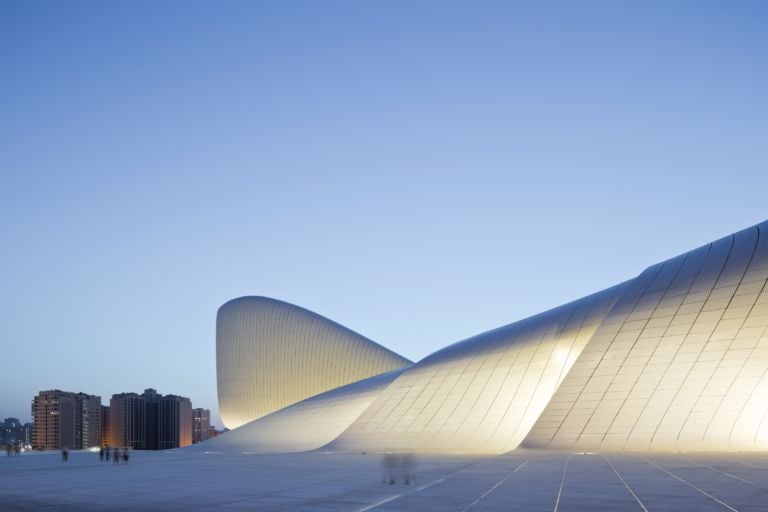 Zaha Hadid Heydar Aliyev Center foto Iwan Baan 2 Azerbaigian contemporaneo, ecco le immagini del nuovo centro culturale progettato da Zaha Hadid. Forme sinuose e spazi fluidi che non ignorano le forme islamiche